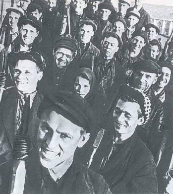 En 6 heures il a abattu au marteau piqueur 102 tonnes de charbon, 14 fois la norme . Aragon "Histoire de l'URSS"
